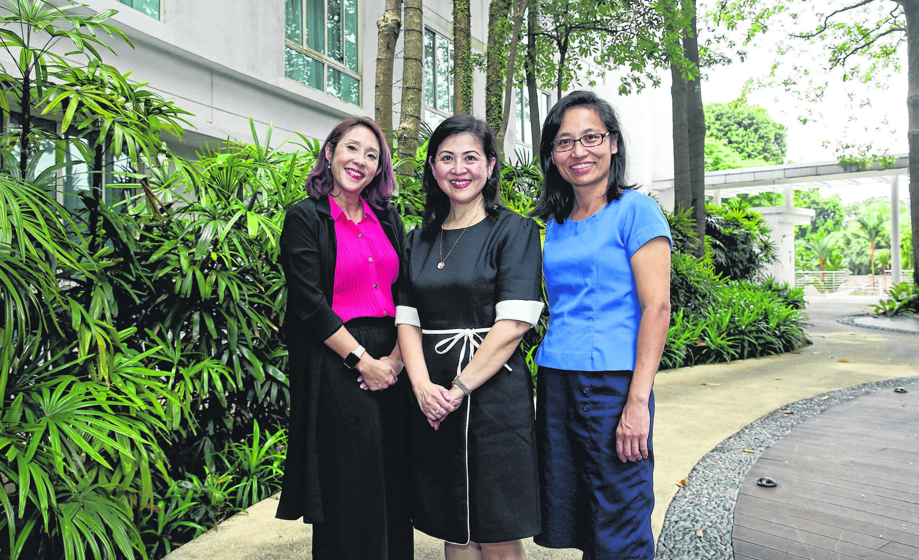  for Clinician-Scientist Development Koh Woon Puay (centre), who founded a year-long professional leadership training programme that aims to empower women clinician-scientists and scientists to succeed in their research endeavours, with two of the participants, Dr Anita Chan (left) and Dr Wong Ting Hway. ST PHOTO SEAH KWANG PENG