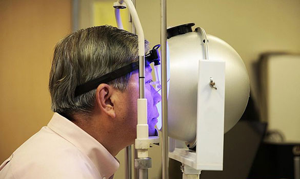 using the larger version of the handheld device, which tests the constriction of the pupil in 

reaction to red and blue lights. PHOTO GIN TAY FOR THE STRAITS TIMES