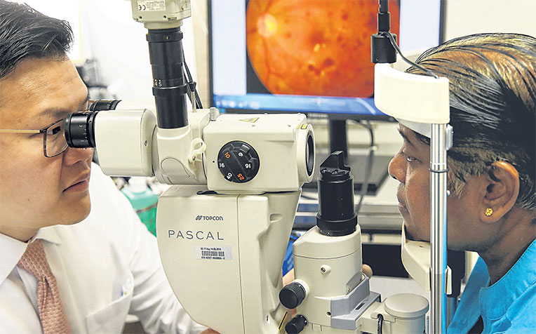 with SNEC’s surgical retina department, demonstrating how laser treatment can be used for a patient’s diabetic eye disease.