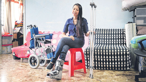 she developed such severe pain that she even had to leave her job. She later learnt that she was suffering from complex regional pain syndrome on her foot. To help manage the pain, her doctor had to treat
her physically and mentally. “He told me ‘Stop thinking that it‘s painful’,” said Ms Ng. After the treatment, which included an injection, her pain gradually faded and Ms Ng could undergo surgery to fix her fracture. ST PHOTO ALPHONSUS CHERN 