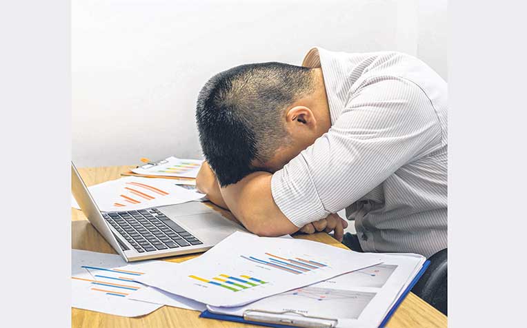 lack sleep on weekdays, according to a study by SingHealth Polyclinics. They had less
than seven hours of rest a night. Meanwhile, 26 per cent failed to clock enough sleep on weekends.