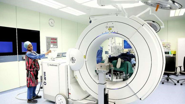  ​A demonstration of the O Arm surgical imaging system, which provides a real-time, 3D view of the patient's spine, at Changi General Hospital. It enables the hospital's surgeons to perform minimally invasive spine surgery.    PHOTO LIANHE ZAOBAO