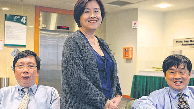  ​Mrs Janet Quah, one of the first volunteers to undergo the experimental therapy, with Dr Toh Han Chong (right) of the NCCS, who is leading the trial, and Dr Teoh Yee Leong, chief executive of the Singapore Clinical Research Institute. 